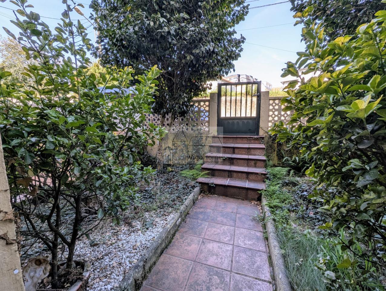 JARDÍN BAJO VIVIENDA