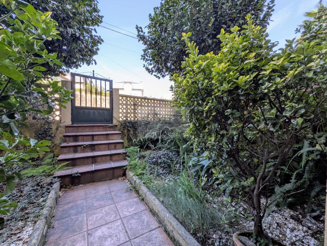 JARDÍN BAJO VIVIENDA