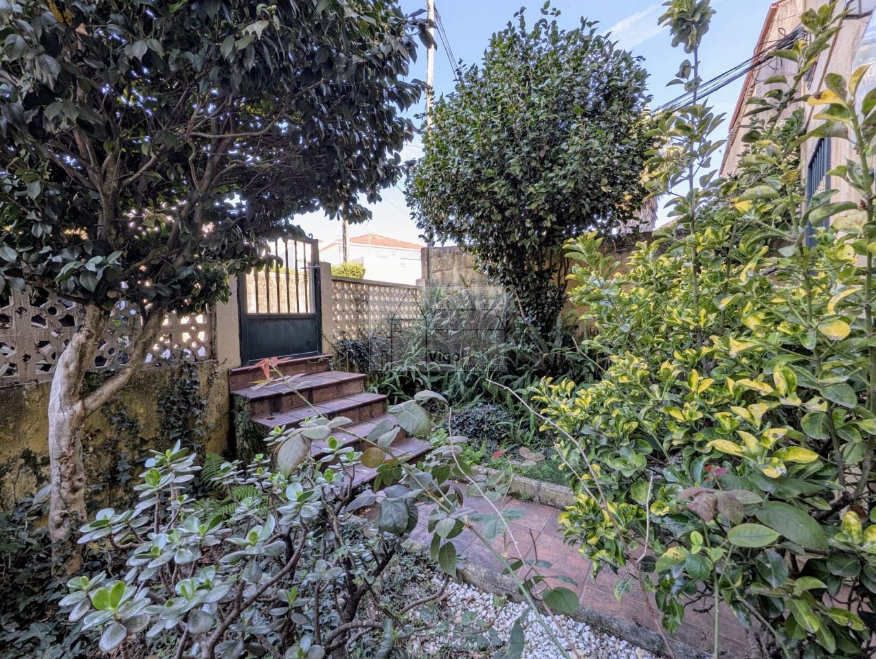 ENTRADA BAJO VIVIENDA